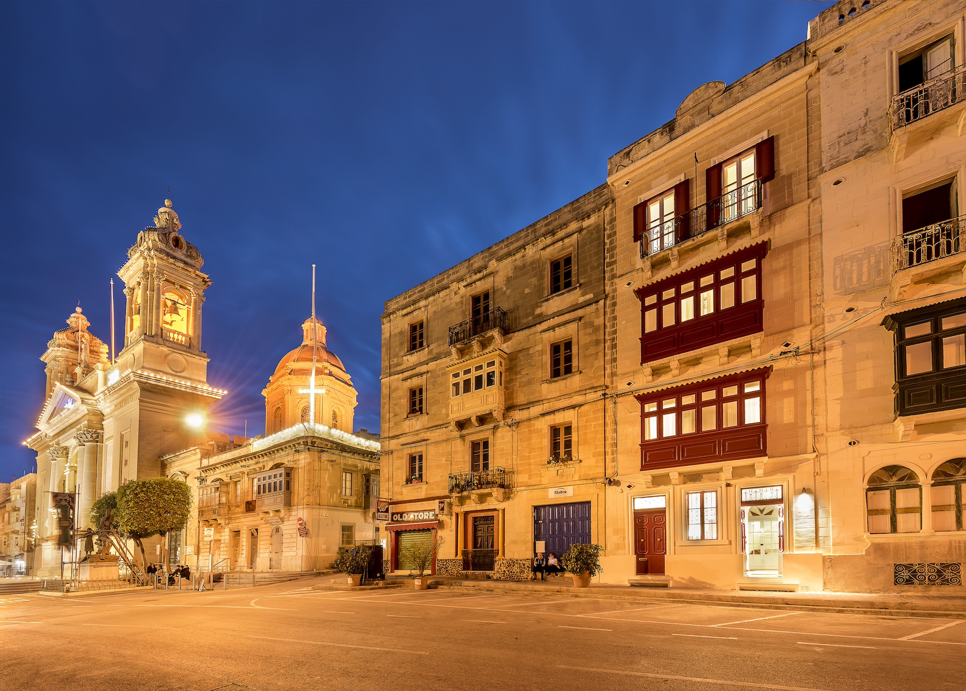 Snop House by night
