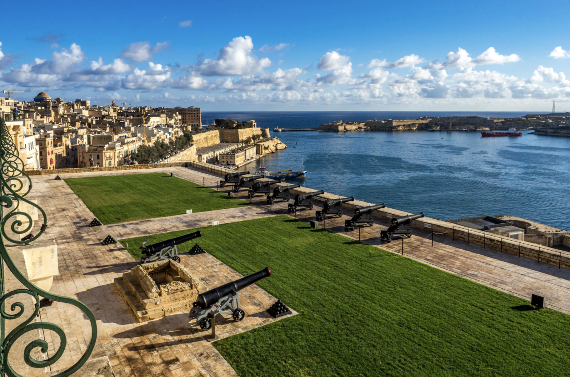 Saluting Battery in Upper Barakka Gardens, Valetta, Malta Saluting Battery in Upper Barakka Gardens, Valetta, Malta